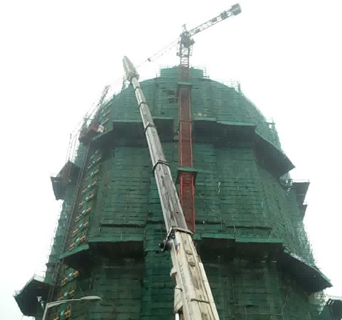 城关吊车在工地上作业